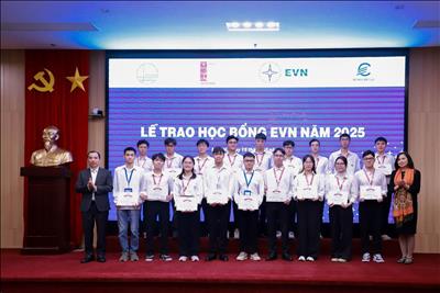 EVN trao 130 suất học bổng cho sinh viên có thành tích học tập xuất sắc