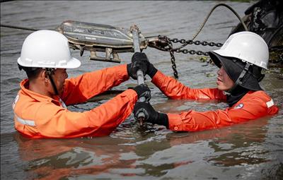 Người EVN vượt lũ, nối lại dòng điện miền Trung - Tây Nguyên