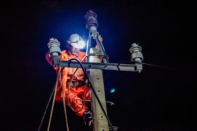 EVNCPC đã khôi phục cấp điện cho hầu hết khách hàng bị ảnh hưởng sau mưa lũ