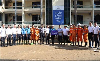 Đoàn công tác Đảng ủy EVN, Công đoàn Điện lực Việt Nam thăm, động viên cán bộ công nhân viên Công ty Điện lực Thái Nguyên đang khắc phục hậu quả mưa lũ