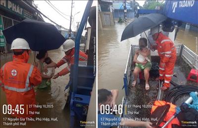 TP Huế: Nhân viên EVN giúp người già, trẻ nhỏ chạy lũ