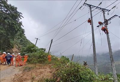 Gần 100% khách hàng tại miền Trung đã được khôi phục cấp điện sau mưa lũ