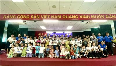 Tuyên dương trao thưởng cho các cháu học sinh đạt thành tích cao năm học 2022 - 2023 nhân dịp kỷ niệm 94 năm ngày thành lập Công đoàn Việt Nam (28/7/1929-28/7/2023)