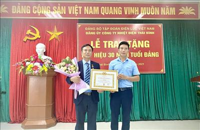 Đảng bộ Công ty Nhiệt điện Thái Bình trang trọng tổ chức Lễ trao huy hiệu Đảng 