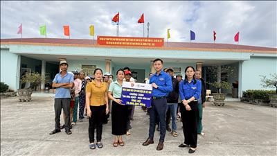 Đoàn Thanh niên EVN tặng quà cho người dân bị thiệt hại nặng do mưa lũ tại Đắk Lắk