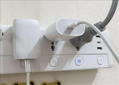 Có nên rút phích cắm bộ sạc khi không sử dụng?